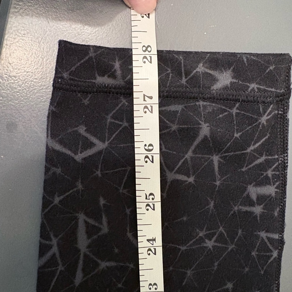 Lululemon CLOSET CLEANOUT crop run pants geometrical design in blacks size XS - Picture 7 of 7